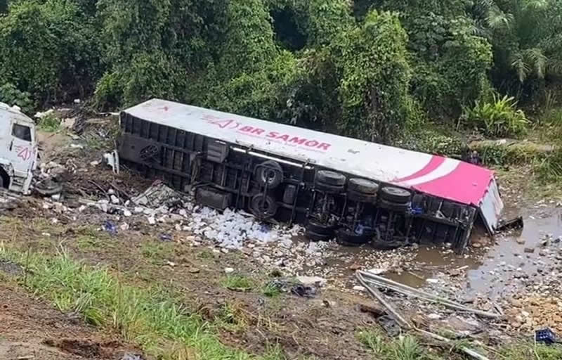 Polícia precisa efetuar disparos de arma de fogo pra evitar saque em carga de caminhão que tombou na BR-101