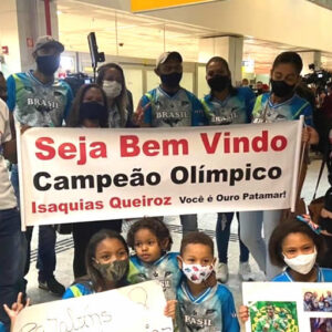 Isaquias ganha festa em aeroporto após ouro nas Olimpíadas