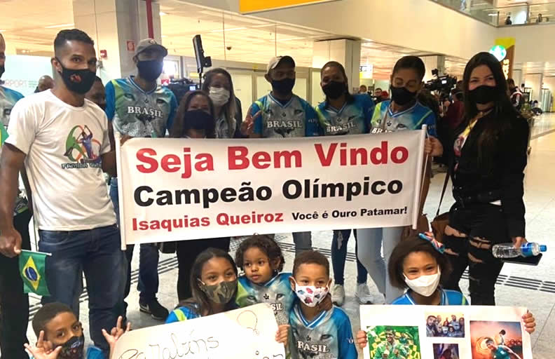 Isaquias ganha festa em aeroporto após ouro nas Olimpíadas