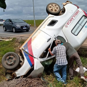 Motorista de ambulância do município de Vereda capota veículo na BA-290