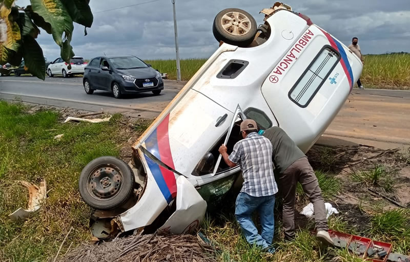 Motorista de ambulância do município de Vereda capota veículo na BA-290