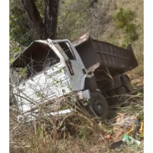 Motorista morre após caçamba que dirigia perder o freio e cair em ribanceira