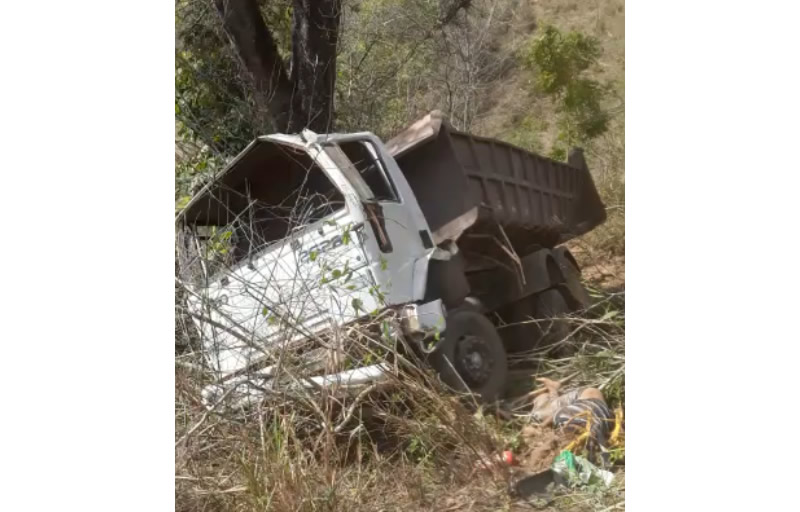 Motorista morre após caçamba que dirigia perder o freio e cair em ribanceira