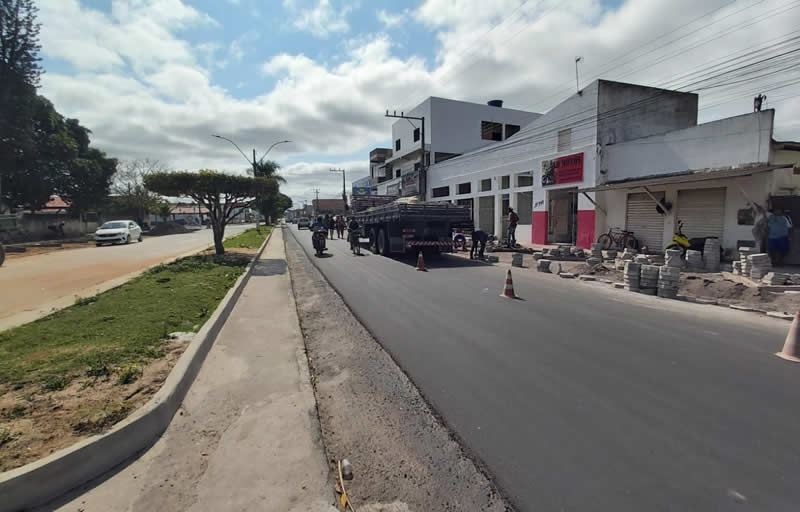 Asfaltamento da Avenida João Durval Carneiro garante mais mobilidade e segurança à população de Posto da Mata