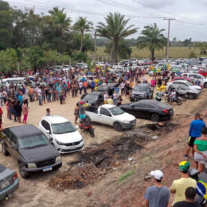 População acompanha transtornada enterro de jovem morto em frente a bar de Mucuri