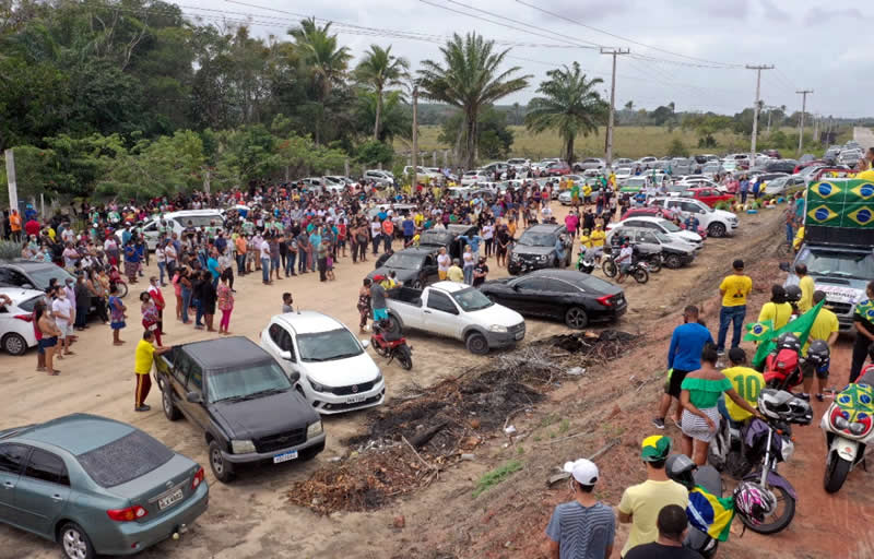 População acompanha transtornada enterro de jovem morto em frente a bar de Mucuri