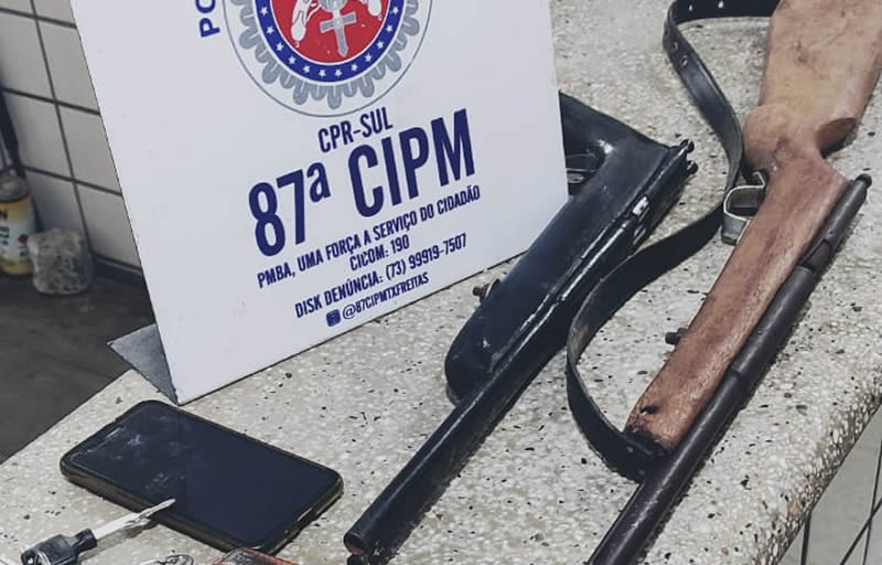 Homem é preso pela PM com duas armas depois de ameaçar matar a mulher no interior de Teixeira de Freitas