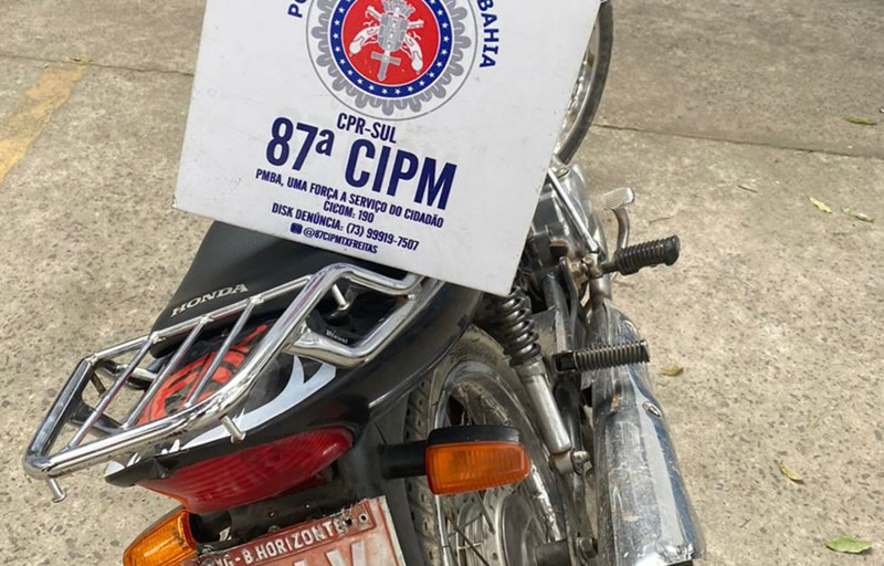 PM prende dois homens em Teixeira de Freitas com moto com restrição de roubo