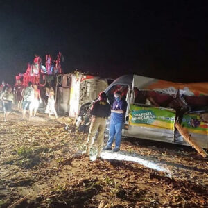 Acidente entre caminhão, ônibus e van deixa 12 mortos em Eunápolis