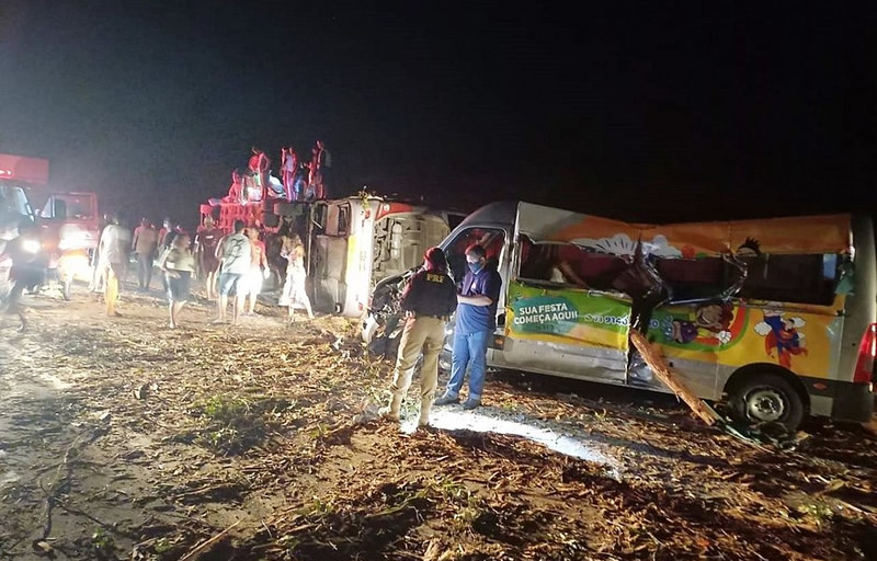 Acidente entre caminhão, ônibus e van deixa 12 mortos em Eunápolis