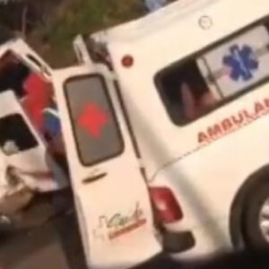 Batida entre ambulância e van deixa seis feridos na Bahia