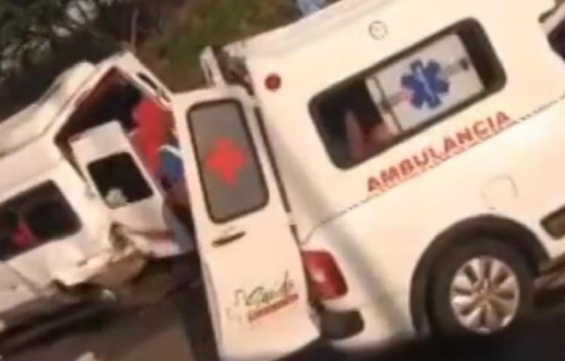 Batida entre ambulância e van deixa seis feridos na Bahia