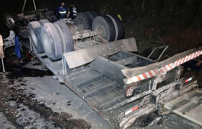 Motorista morre após capotar caminhão carregado de bebidas na BR-101