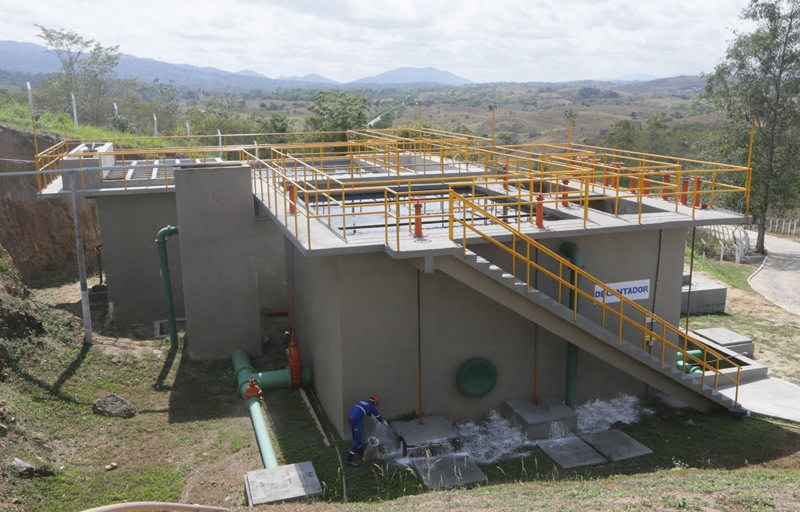 Em Floresta Azul, Rui entrega sistema de abastecimento e vistoria obras de construção de nova escola estadual