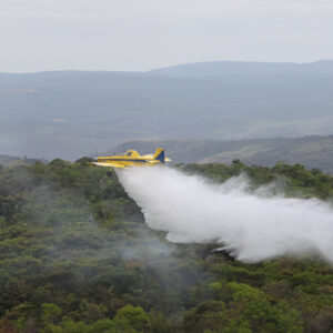 12 aeronaves e um helicóptero auxiliam no combate aos incêndios florestais no interior baiano