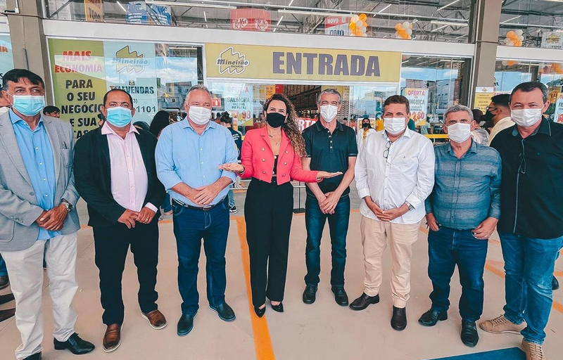 Prefeita Cordélia Torres prestigia inauguração de hipermercado em Eunápolis