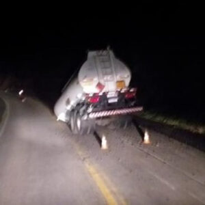 Tanque de carreta com combustíveis se solta na BR-101