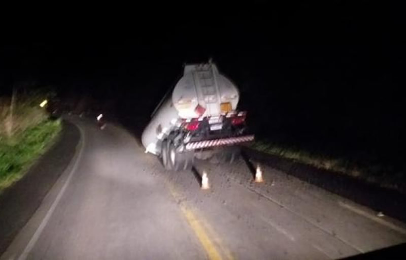 Tanque de carreta com combustíveis se solta na BR-101