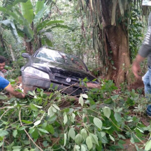 Ex-funcionário dos Correios morre após despencar com carro em ribanceira no interior de Itamaraju