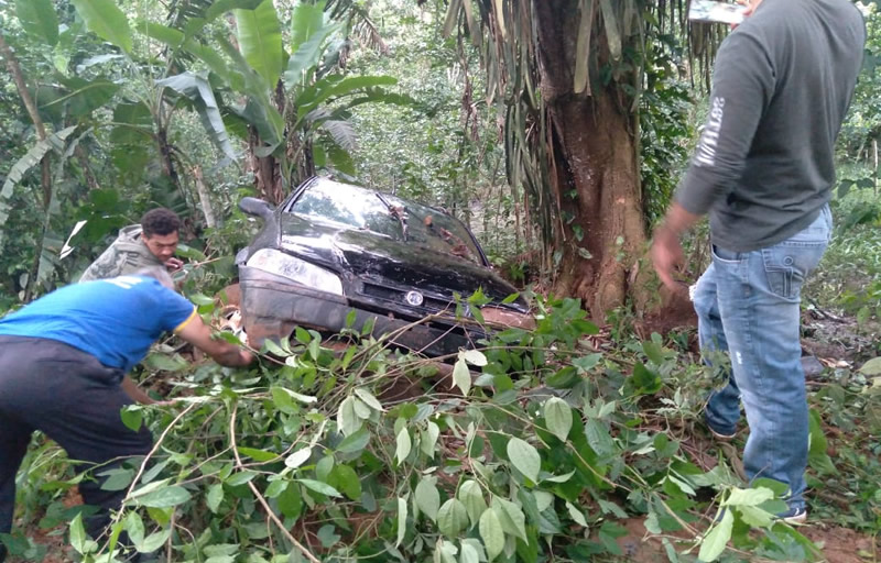 Ex-funcionário dos Correios morre após despencar com carro em ribanceira no interior de Itamaraju