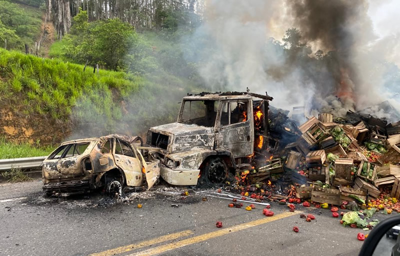 Uma pessoa morta e três feridas após colisão de carro de passeio e caminhão entre Teixeira de Freitas e Itamaraju