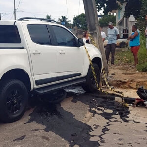 Adolescente morre e jovem fica ferido após moto parar debaixo de caminhonete em Itamaraju