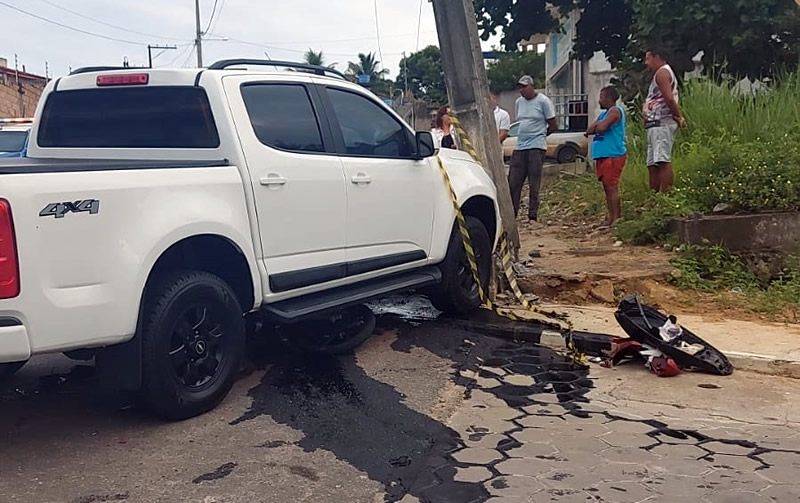 Adolescente morre e jovem fica ferido após moto parar debaixo de caminhonete em Itamaraju