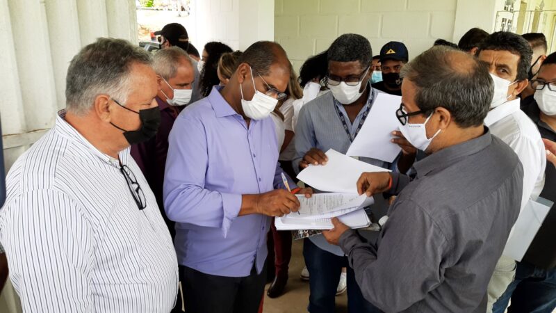 Robertinho recebe do Governo do Estado uma Ambulância e um Trator 0-Km para o município de Mucuri