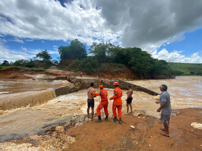 Consórcio Construir passa atuar na limpeza e desobstrução de ruas e estradas dos municípios do extremo sul