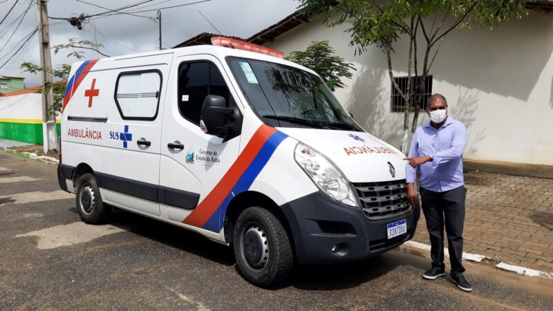 Robertinho recebe do Governo do Estado uma Ambulância e um Trator 0-Km para o município de Mucuri