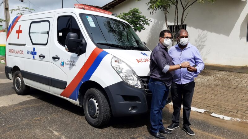 Robertinho recebe do Governo do Estado uma Ambulância e um Trator 0-Km para o município de Mucuri