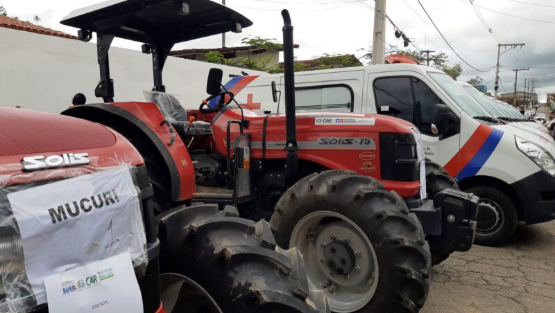 Robertinho recebe do Governo do Estado uma Ambulância e um Trator 0-Km para o município de Mucuri