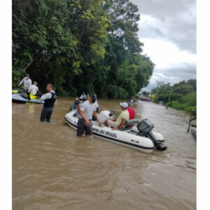 Pacientes e funcionários de hospital são transportados de barco em Ilhéus