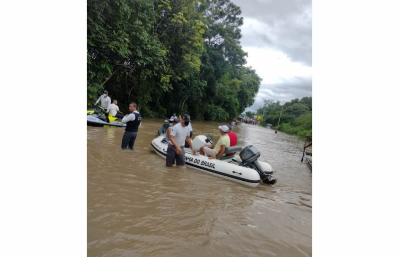 Pacientes e funcionários de hospital são transportados de barco em Ilhéus