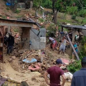 Chuva: Duas crianças morrem soterradas em deslizamento de terra em Itamaraju