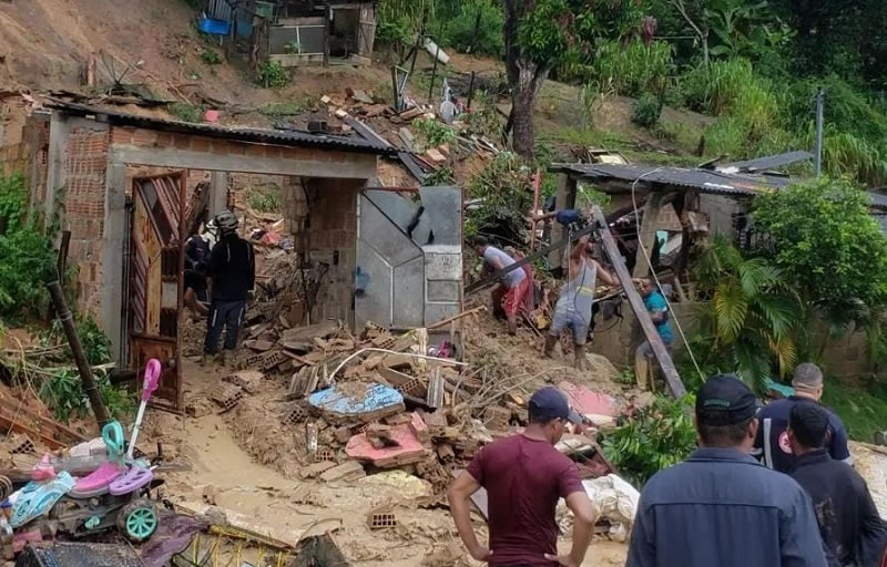 Chuva: Duas crianças morrem soterradas em deslizamento de terra em Itamaraju