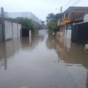 Chuva bloqueia rodovias e deixa desabrigados no Sul da Bahia