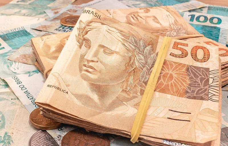 Pagamentos antecipados de servidores injetam cerca de R$ 20 milhões na economia de Eunápolis