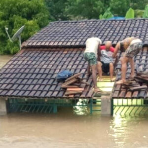 Caos em Jucuruçu: Idosos sendo levados para os telhados e crianças resgatadas em colchões