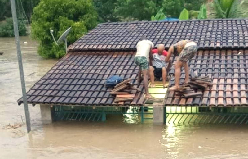 Caos em Jucuruçu: Idosos sendo levados para os telhados e crianças resgatadas em colchões