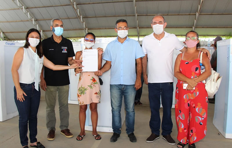 Governo do Estado entrega geladeiras, fogões e botijões de gás para famílias de Itamaraju