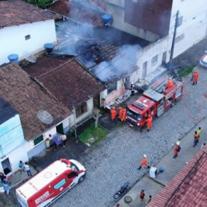 Bombeiros salvam mulher grávida de incêndio em Itamaraju