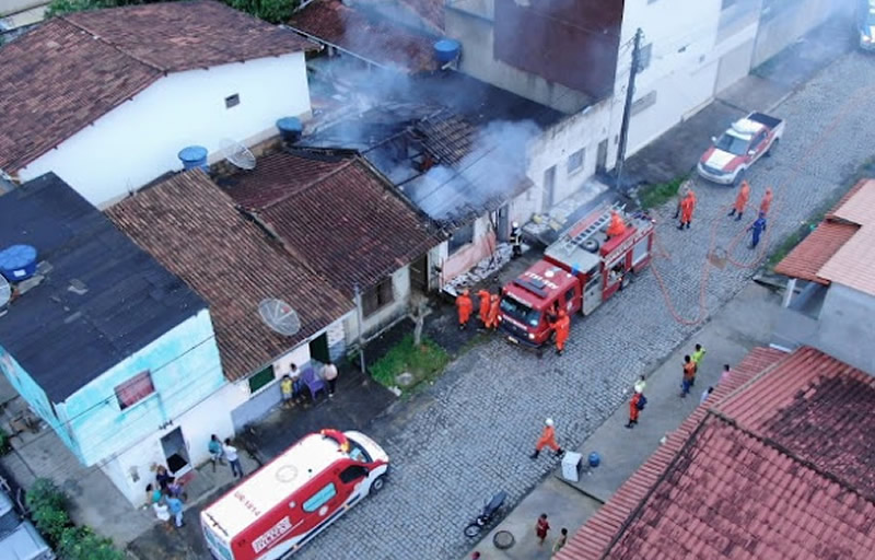 Bombeiros salvam mulher grávida de incêndio em Itamaraju