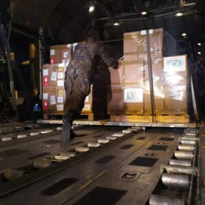 Avião de guerra da FAB pousa em Teixeira de Freitas com 2,5 toneladas de medicamentos para atingidos pela chuva