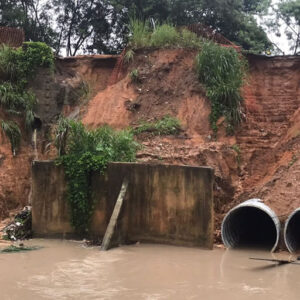 Teixeira de Freitas: Prefeitura alerta para risco de desabamento na ladeira do Colina Verde e isola área