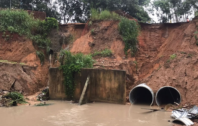 Teixeira de Freitas: Prefeitura alerta para risco de desabamento na ladeira do Colina Verde e isola área