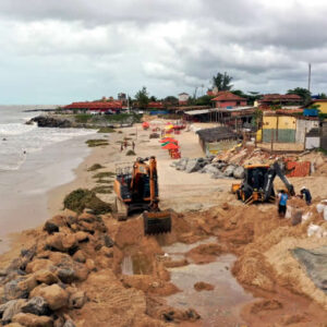 Com fim das chuvas Mucuri começa reestruturar estradas, prédios públicos e a orla marítima