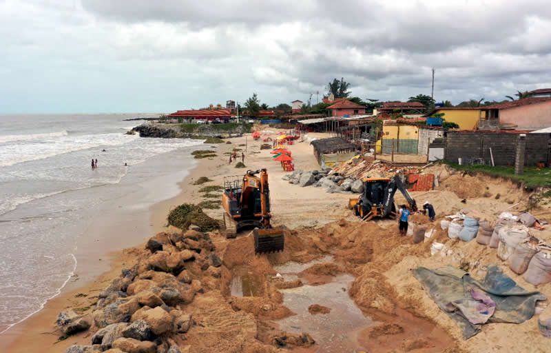 Com fim das chuvas Mucuri começa reestruturar estradas, prédios públicos e a orla marítima