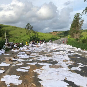 Carreta com carga de papel tomba na BR-101 e motorista fica ferido