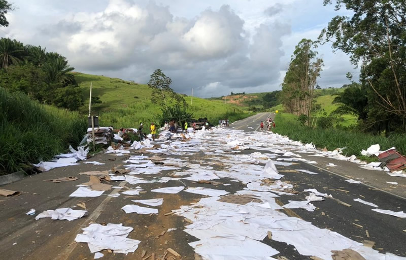 Carreta com carga de papel tomba na BR-101 e motorista fica ferido